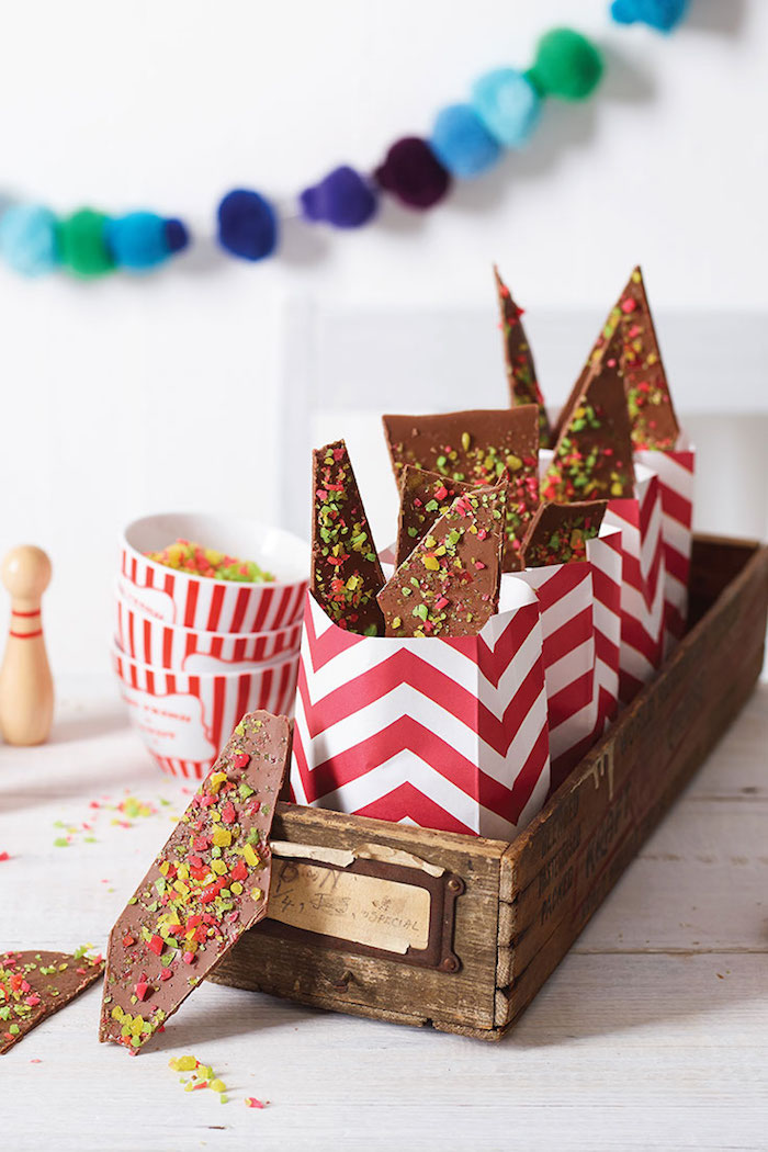 sac en papier rempli de chocolat maison décoré de pistaches et bonbons, surprise enfant anniversaire, cadeau anniversaire enfant