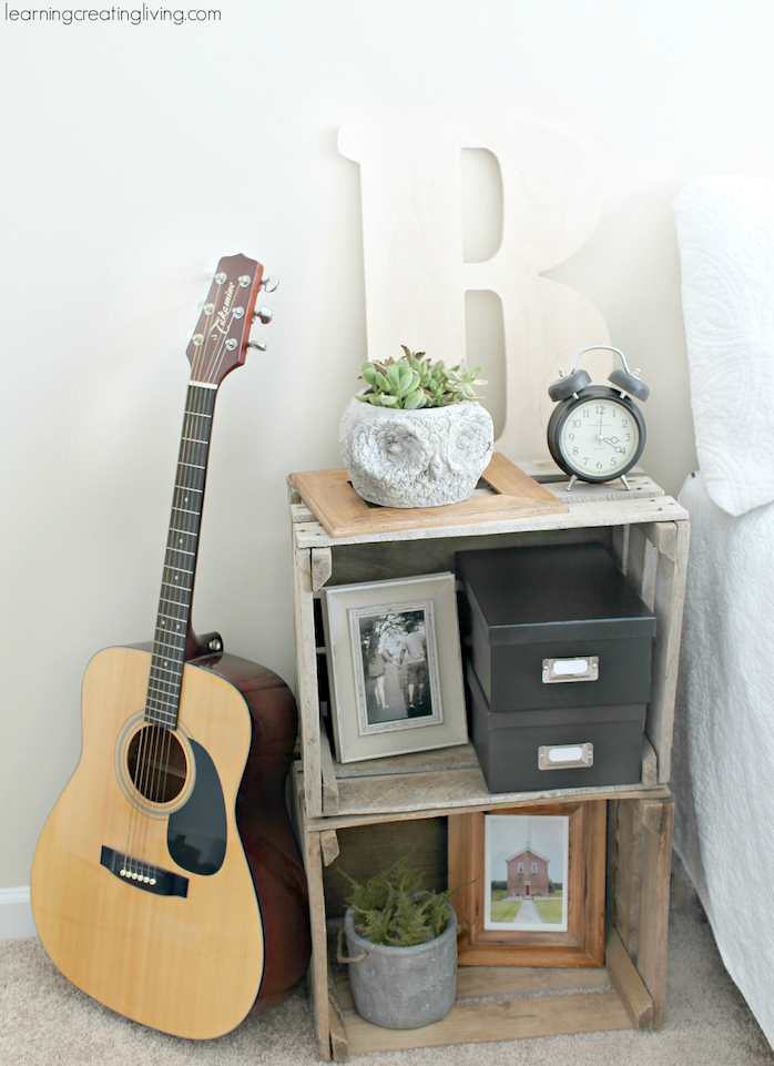 caisses de bois superposées style rustique brut, rangement plantes, decorations, objets vintage, guitare, linge de lit blanc