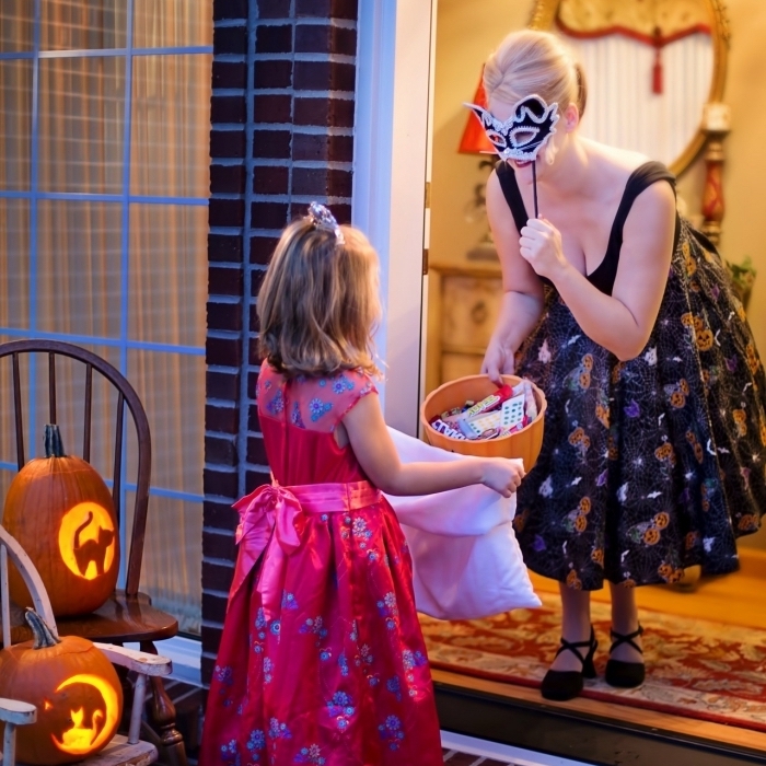 exemple de déguisement original pour enfant sur le thème la fête d'Halloween, modèle de robe noire avec masque carnaval