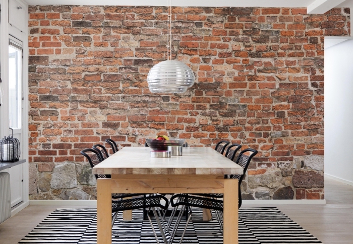 déco de cuisine en style industriel avec mur en papier peint effet briques, revêtement de sol cuisine en bois clair