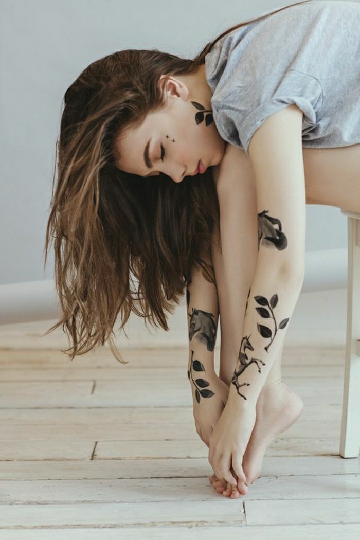 Le plus beau tatouage poignet femme, tatouage original belle photo inspiration, belle fille modèle tatouages sur les mains