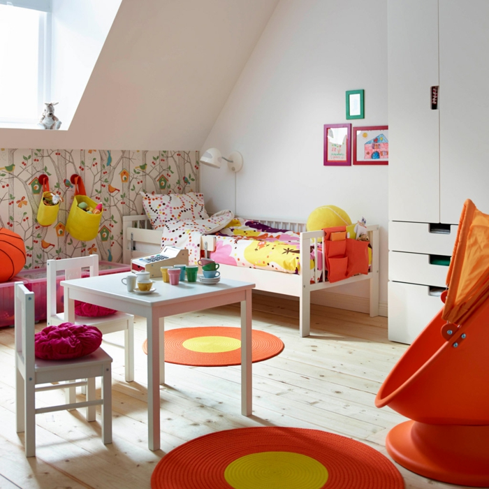 chambre blanche cosy petite fille, table et chaise enfant, papier peint forêt, cadres peintures, grande chaise cocon