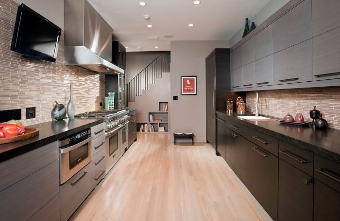 déco de cuisine moderne en couleurs neutres et bois, exemple cuisine en parallèle avec meubles foncés et plafond blanc
