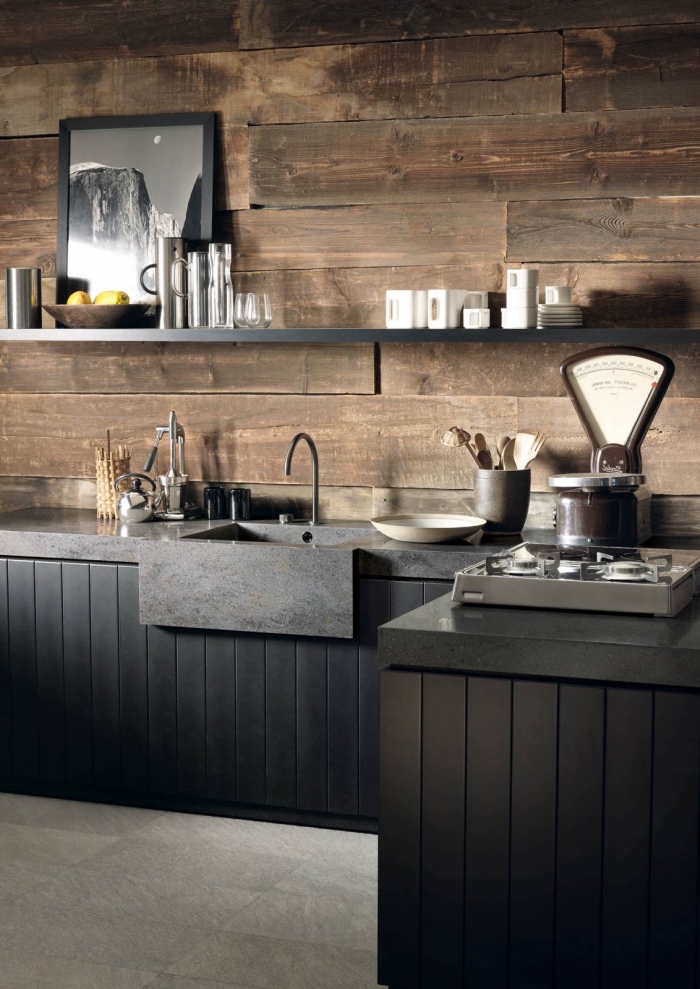 déco de cuisine en style rustique et moderne avec murs en bois bruts et meubles noirs, exemple couleurs à associer dans une cuisine foncée