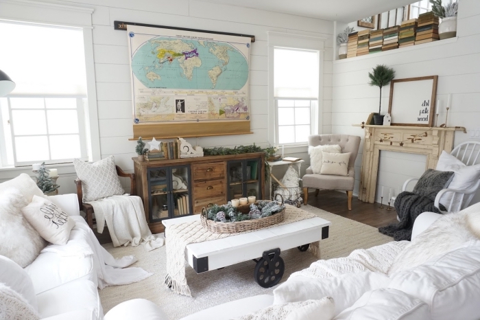 déco cocooning salon blanc avec un grand canapé blanc moelleux et du mobilier industriel pour une ambiance authentique et douillette