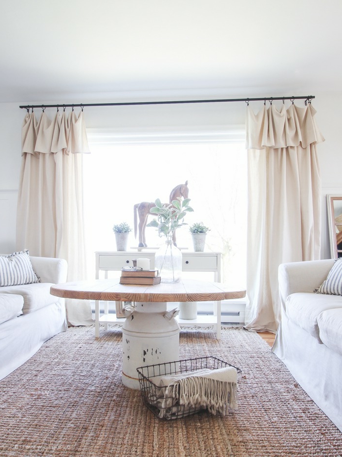 petit salon déco campagne esprit brocante, tapis authentique, table diy impressionnante, plateau en bois, rideaux beiges, meuble vintage peint blanc