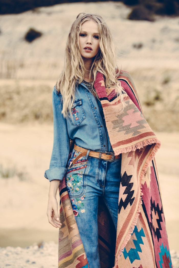 Tenue hippie chic, look bohème chic, robe bohème chic moderne, femme tenue en jean avec motifs tribales, grande echarpe manteau comme tapis