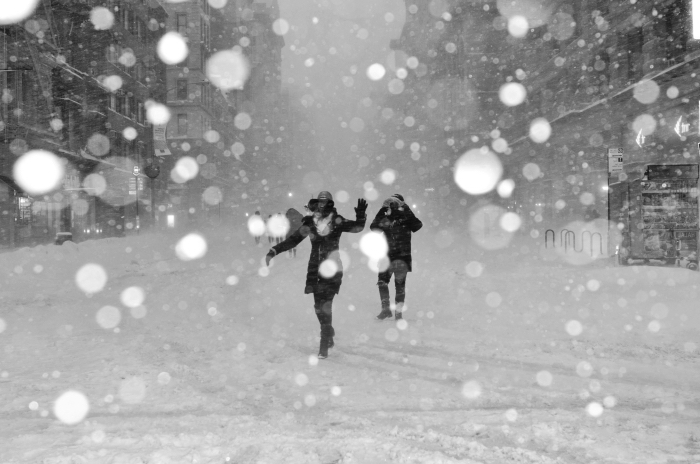 image de noel gratuite a telecharger, photo blanc et noir sur le thème neige et hiver, photo joie et rires en hiver