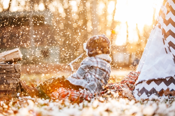 photo de la neige qui tombe au lever du soleil, fond d'écran gratuit avec un enfant qui joue dans la neige