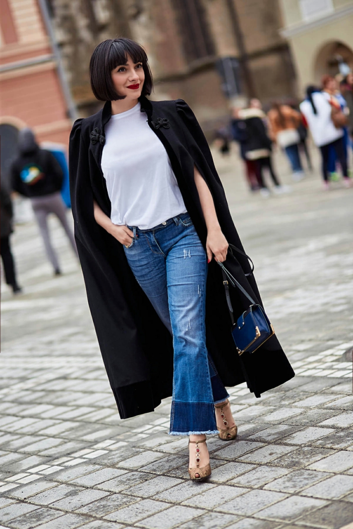manteau cape noir en laine, jeans coupe ample, petit sac bleu, femme, carré frangé noir