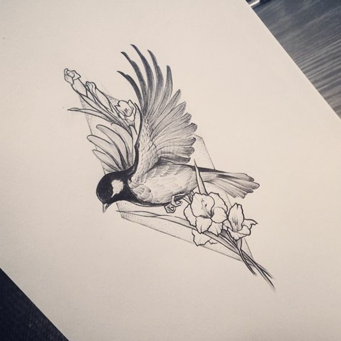 Idée tatouage homme, le plus beau tatou pour un homme moderne, oiseau et fleurs dans un rhombe qui encadre le tatouage 