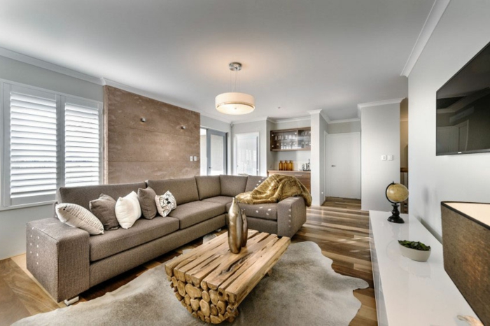table basse bois brut, tapis gris, sofa gris, intérieur à esprit industriel, sol en bois foncé, meuble tv blanc