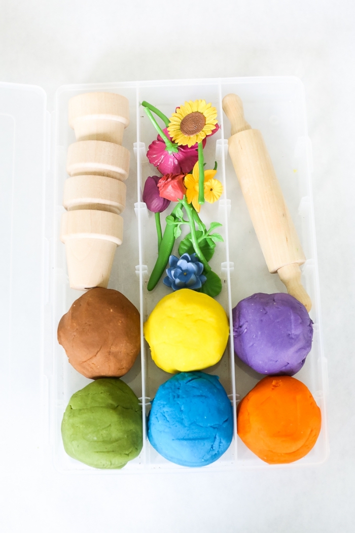 kit de jardinage pour enfants avec des boules de pâte à modeler, mini-pots, fleurs artificielles et rouleau à pâtisserie