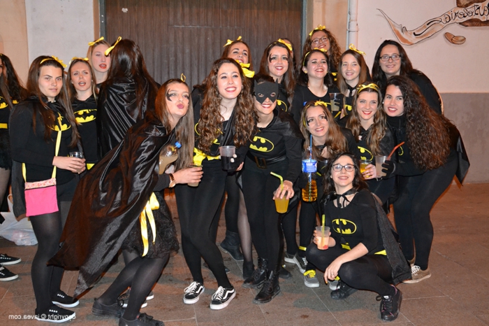 Deguisement groupe serie populaire soiree cineaste cool pour les invites, filles Batman déguisement pour soiree deguisee
