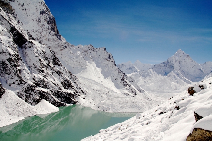 magnifique paysage hiver dans les montagnes enneigées avec un lac, idée fond d écran hiver gratuit pour pc