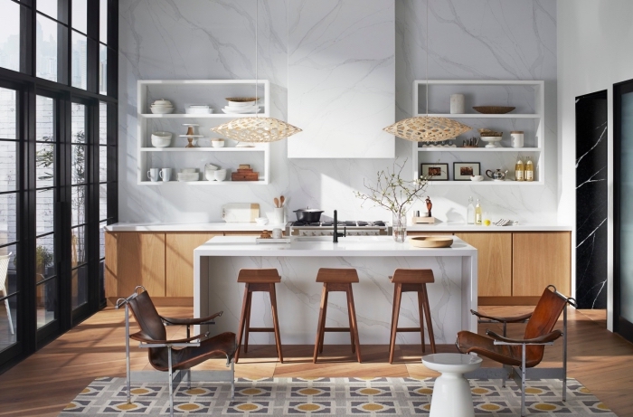 quelle credence cuisine choisir, exemple de cuisine accueillante aux murs design marbre avec meubles en bois
