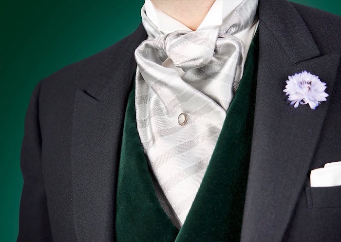 photo de cravate lavallière ou ascot gris clair sur gilet vert anglais et costume gris anthracite