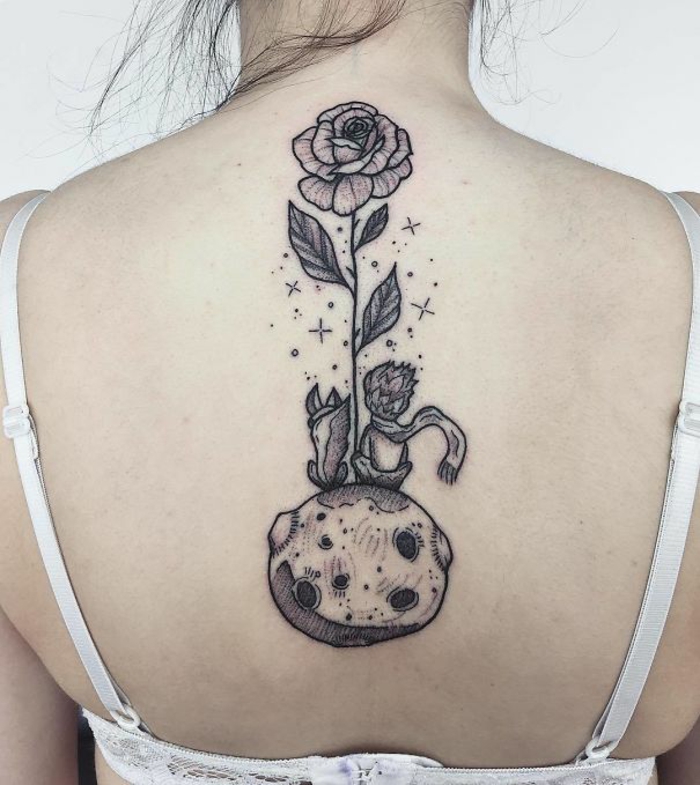 Tatouage dos femme, tatouage minimaliste comment choisir son tatouage le petit prince le renard et la rose 