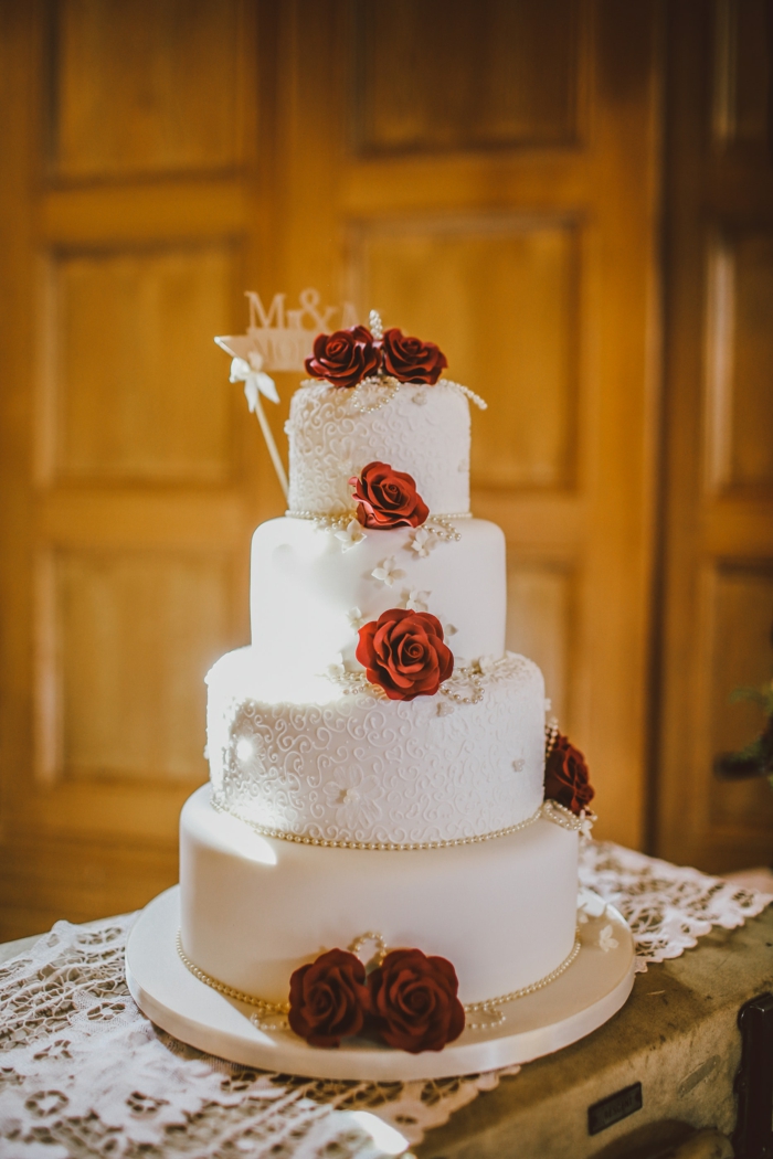 Gateau mariage simple avec pate a sucre blanche et roses rouges, le plus beau gâteau du monde joli gâteau photo