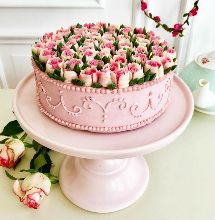 Le plus beau gâteau du monde, gateau d anniversaire adulte image, boite de roses en pate a sucre