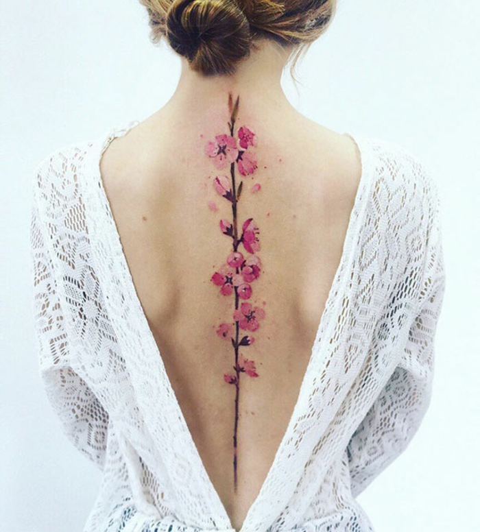 Tatouage soeur, tatouage poignet femme, tatouage en commun idées originales, ligne de dos avec fleurs