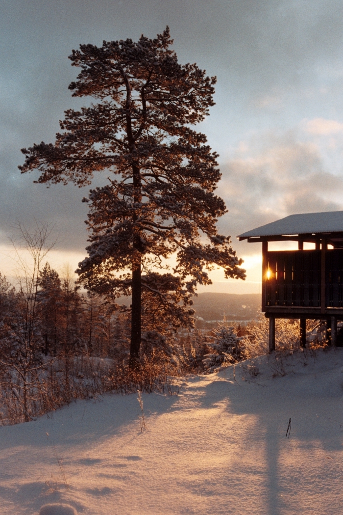 idée fond d écran noel, photo sur le thème hiver avec coucher du soleil au-dessus des montagnes et une maison en bois