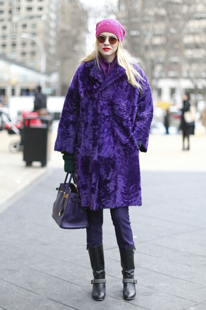 outfit d'hiver, bonnet rose, lunettes rondes, sac bleu, bottes longues, manteau fausse fourrure lilas