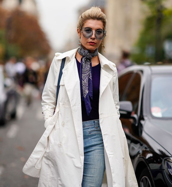 quels accessoires femme tendance, look casual chic en jeans et manteau long avec lunettes de soleil grosses et foulard