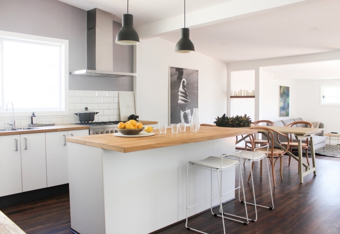 quelles couleurs associer dans une cuisine moderne blanc et gris, exemple de cuisine avec crédence carrelage blanc