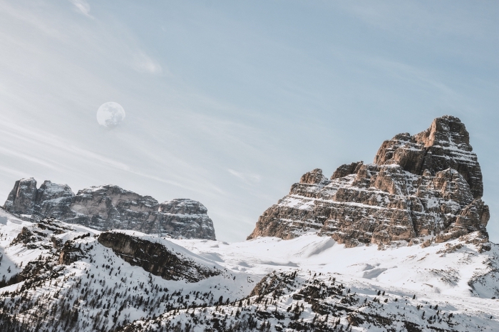 photo de la nature dans les montagnes en hiver, image gratuite pour fond d'écran, idée fond d écran hiver avec lune et montagnes