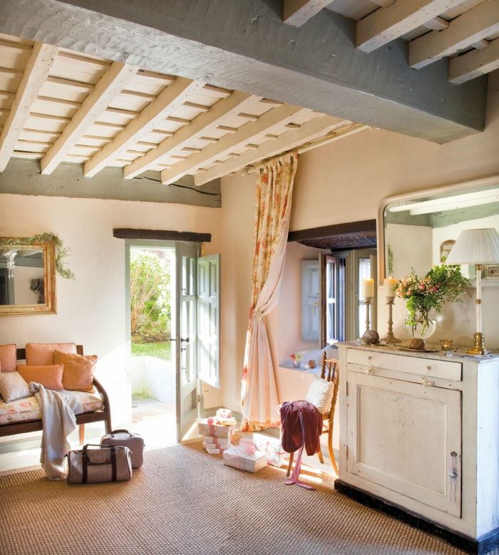 plafond en bois et béton, déco d'intérieur campagne cosy, meubles esprit brocante, rideau couleur crème