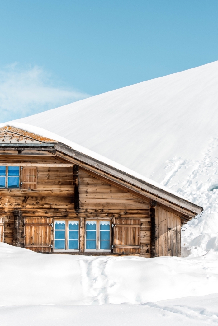 photo gratuite pour verrouillage portable sur le thème neige et noel, photo de maison de bois dans une montagne blanche