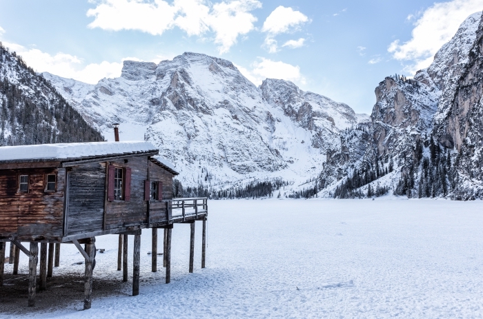 magnifique photo de la nature en hiver, idée image gratuite pour pc, paysage hiver avec maison de bois dans les montagnes