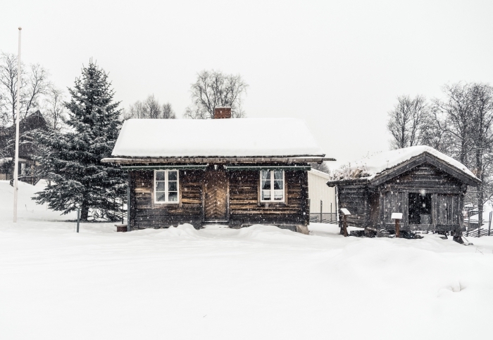 idée fond ecran pc gratuit sur le thème hiver et neige, photo maisons de bois dans un village dans les montagnes