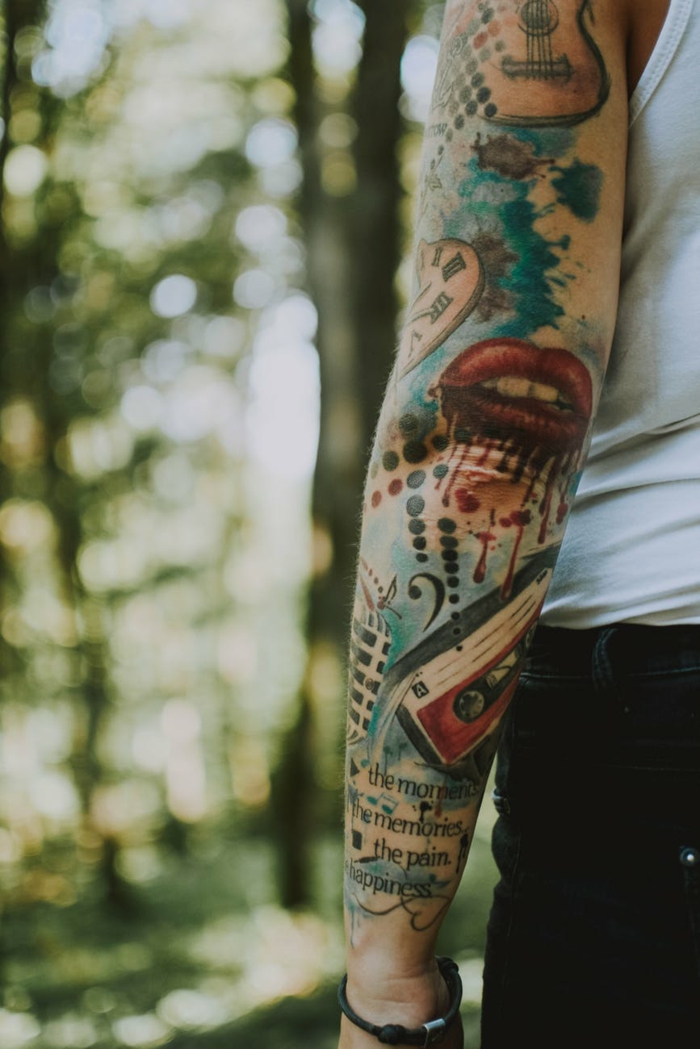 Tatouage jambe femme, design original de tatouage, idée pour les femmes manchette coloré style vintage