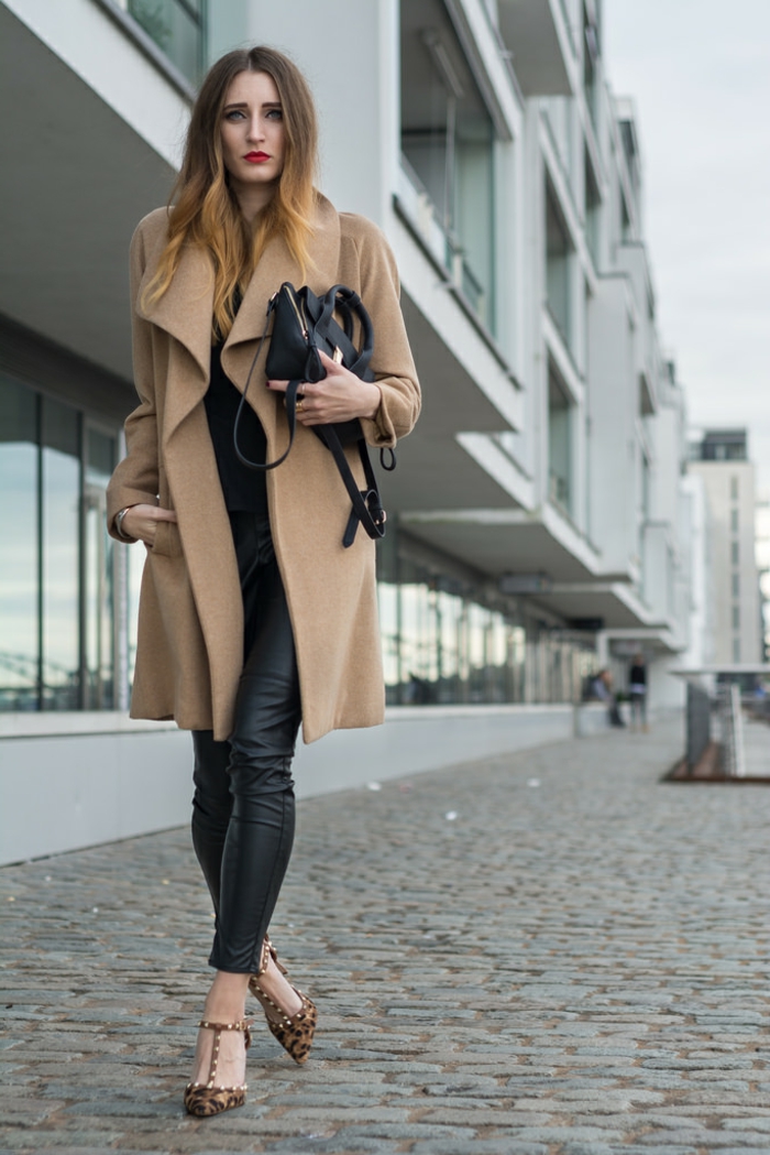 manteau camel femme, pantalon noir en cuir, manteau beige, sandales escarpins aux motifs animaux