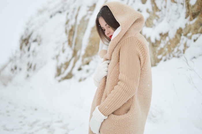 jolie photo de jeune fille bien habillée pour l'hiver en manteau chaud avec capuche beige, idée fond d'écran hiver