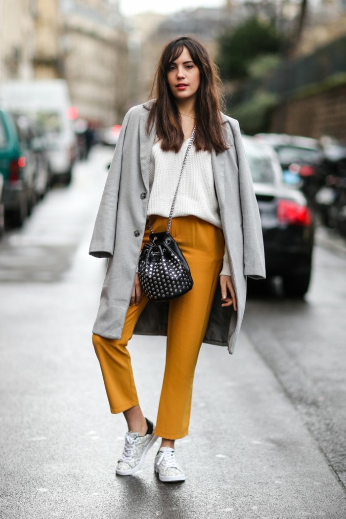 pantalon jaune, manteau gris, blouse blanche, sac trousse, bandoulière chaîne, sneakers blancs