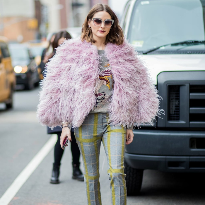 Olivia Palermo, pantalon gris carré, blouse grise aux applications, manteau poilu lilas, lunettes au cadre gris