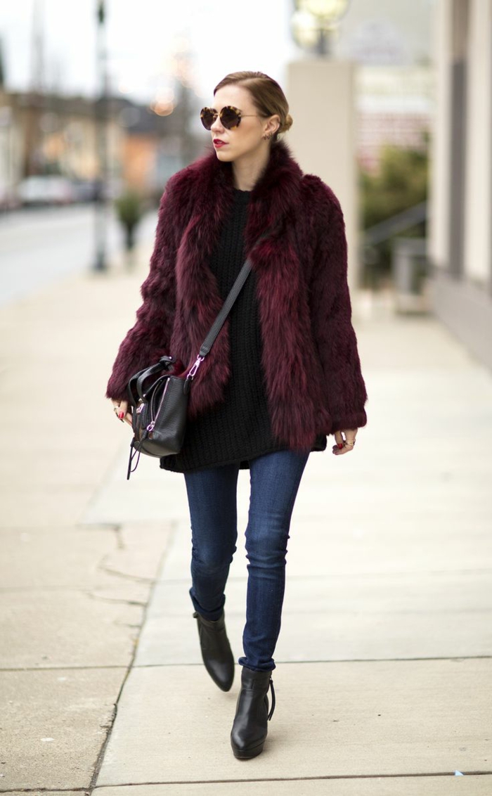 femme dans la cité, sac bandoulière noir, jeans skinny, bottes noires, manteau poilu burgundy