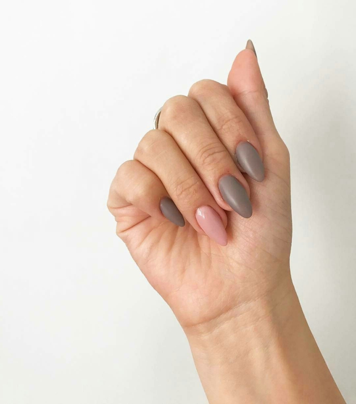 ongles en amande, ongles gris et rose, mains manucurées de jeune femme, manucure tendance