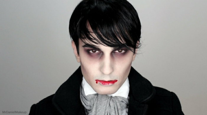 maquillage vampire garcon, lèvres sanglantes, orbites des yeux noires, papillon gris, chemise blanche, veste noire