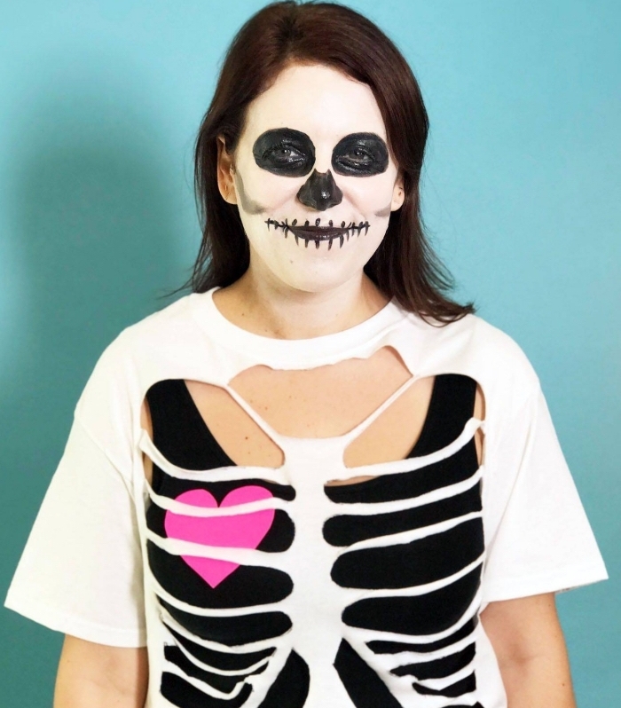 idée de déguisement fait maison avec maquillage effrayant Halloween et t-shirt déchiré à design squelette