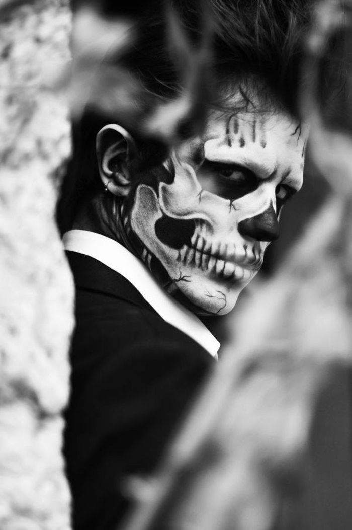 maquillage squelette homme, costume, dents et contours du crâne prononcés, maquillage halloween qui fait peur