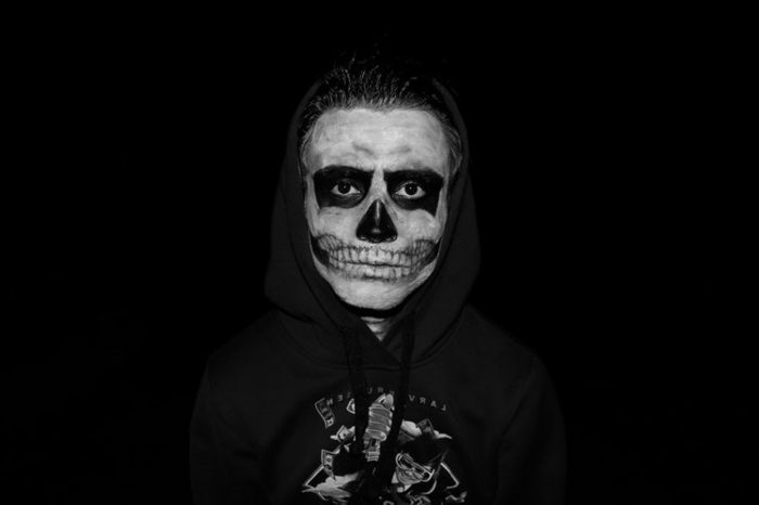 homme maquillé et déguisé pour halloween, peinture blanche et noire, maquillage squelette facile