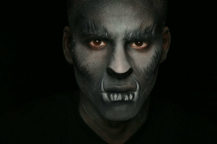 maquillage vampire homme, fausses dents de vampire, visage gris, esquisses de poiles sur le visage