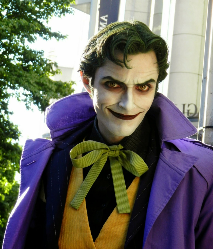 Joker de Harley Quinn, papillon néon, veste rayée, manteau long bleu, cheveux peint vers, bouche rouge