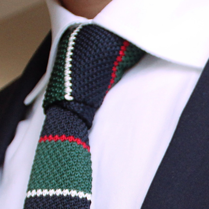 photo cravate en tricot grosses mailles vert marine sur chemise blanche avec petit noeud