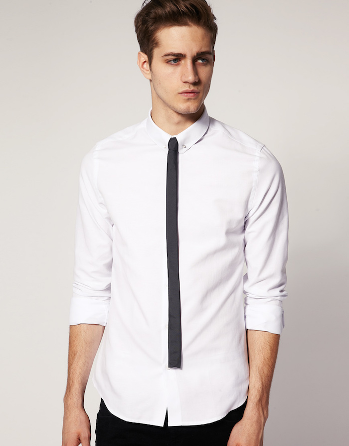 photo homme avec cravate slim très fine foncée avec bout droit sur chemise blanche