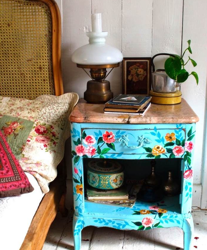 meuble de nuit en poele rustique recyclée et repeinte à motifs fleuris shabby chic, plateau bois, objets deco vintage, lit vintage chic